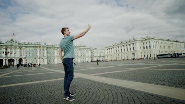 Hombre haciendo selfie en las vistas de Petersburg — Vídeos de Stock