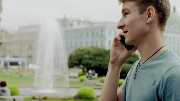 Man praten op mobiele telefoon buitenshuis — Stockvideo