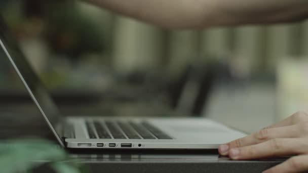 Vingers te typen toetsenbord scherm — Stockvideo