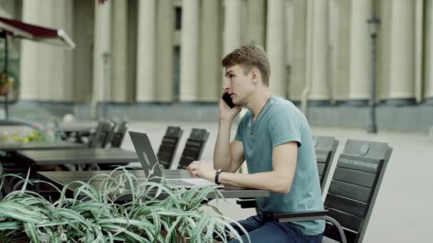 Homem falando no celular ao ar livre — Vídeo de Stock