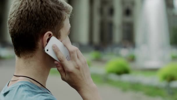 Hombre hablando en el teléfono celular al aire libre — Vídeos de Stock