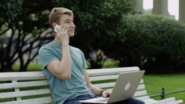 Homme parlant sur téléphone portable à l'extérieur — Video