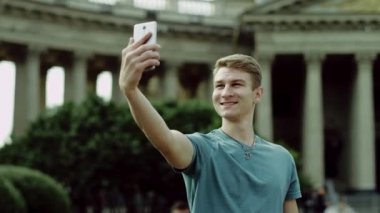 Kazan Katedrali ile selfie yapan erkek