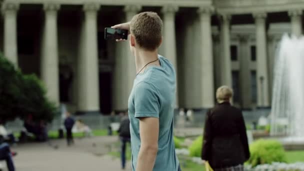 A hátsó nézet egy ember csinál selfie. — Stock videók