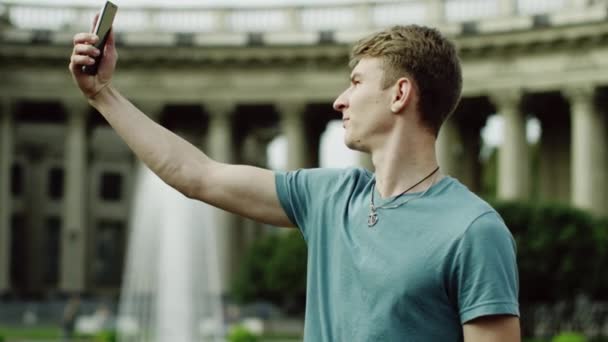 The back and side view of a man doing selfie. — Stock Video