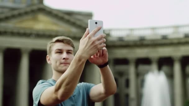 Człowiek robi selfie blisko Katedra Kazańska — Wideo stockowe