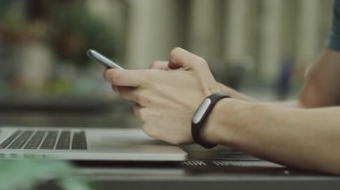 Adam akıllı telefon ve tablet bilgisayar ile çalışma