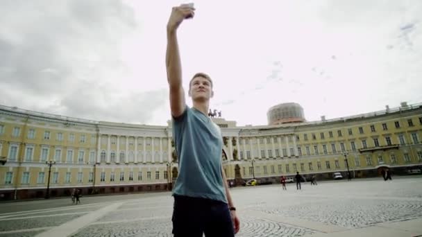 Man doing selfie in Palace Square — Stock Video