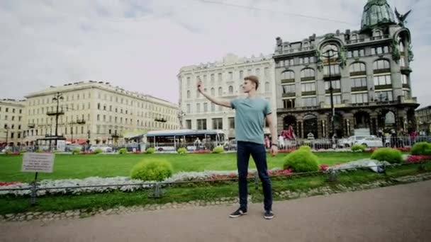 Un hombre haciendo selfie al aire libre . — Vídeo de stock