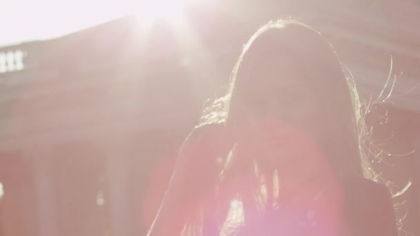 Vent soufflant à travers les cheveux des filles 