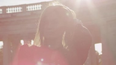 Çekici genç kadın saçlarını dokunmadan