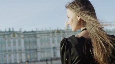 Güzel genç kadın güzel manzaraya poz