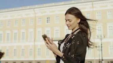 Çekici kadın cep telefonu kullanarak