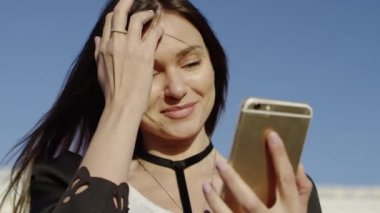 Güzel Bayan Smartphone kullanarak