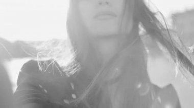 Siyah ve beyaz video kamera güzel kadın tlooking