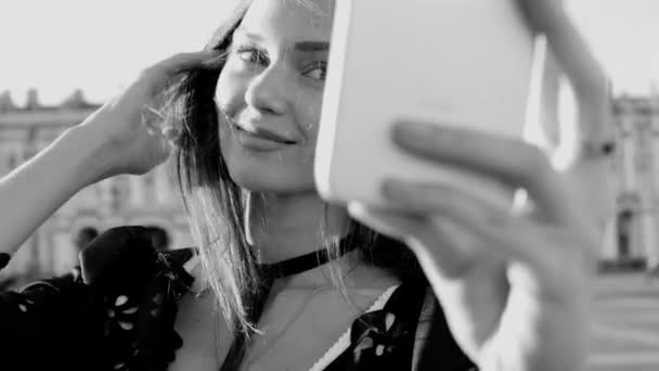 Черно-белый портрет красивой женщины, делающей селфи — стоковое видео