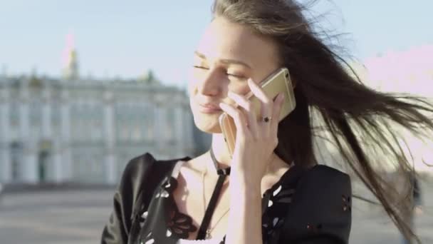 Aantrekkelijke dame gesprekken op telefoon en glimlach — Stockvideo