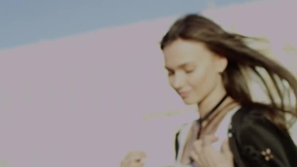 Menina beatiful posando em vistas — Vídeo de Stock