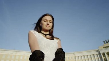 Güzel model güzel manzaraya çekim fotoğraf