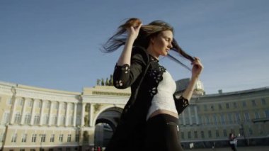 Güzel genç model, saçlarını poz