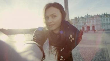 Güzel kız selfie yapıyor