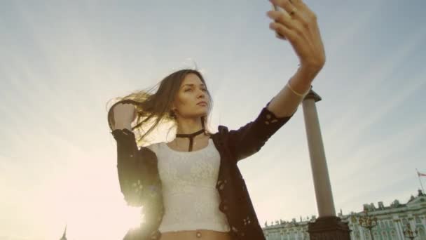 Mooie dame selfie te nemen en blazen kus — Stockvideo