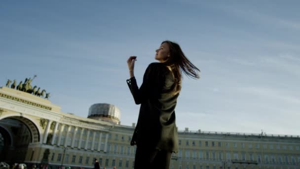 Beatiful model pozând, atingându-și părul și zâmbind — Videoclip de stoc
