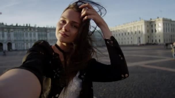 Frumoasa femeie tânără face selfie — Videoclip de stoc