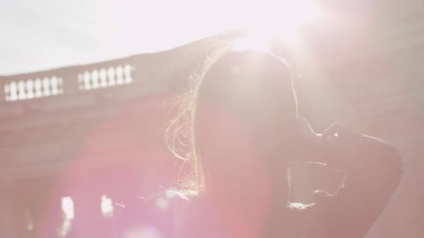 触摸她的头发在太阳光束的美丽女孩 — 图库视频影像