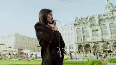 Telefon ve güzel manzara gülümsüyor çekici Bayan görüşmeler