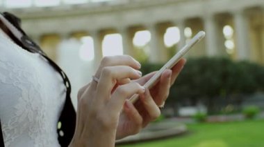 Akıllı telefon kullanan kadın