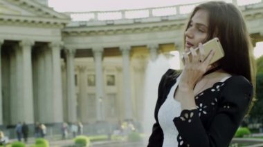 Telefon sohbet ve gülümseyen güzel kız