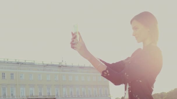 Retrato ensolarado de uma bela mulher tomando selfie — Vídeo de Stock