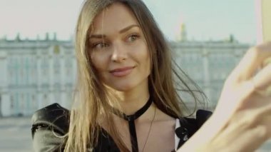 Selfie alarak bir turist kadın portresi