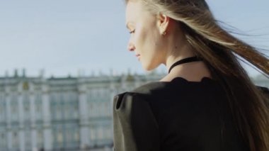 UPS güzel bir neşeli kadının Petersburg görüşte kapatın