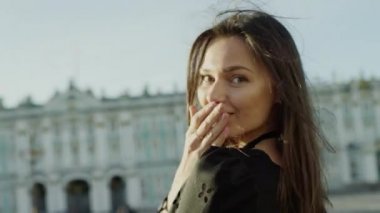 Kız üfleme öpücük ve poz