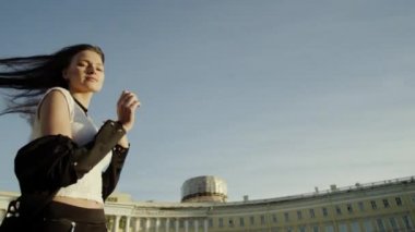 Güzel genç kadın St Petersburg Meydanı poz