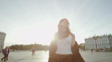 Şık kadın şehir manzaraları poz