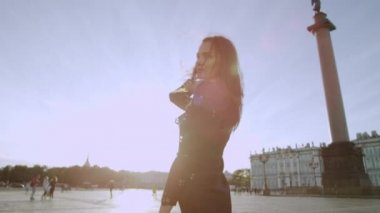 Şık kadın St. Petersburg manzaraları poz