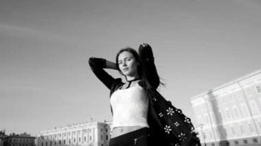 Şık giysiler içinde bir model siyah ve beyaz video