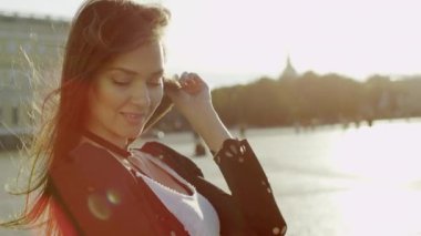 Güzel genç kadın saçları ve gülümseme dokunmadan