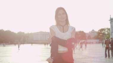 Poz ve gülümseyen güzel genç kadın