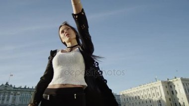 Güzel esmer alarak selfie portresi