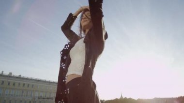 Güzel esmer selfie yapıyor