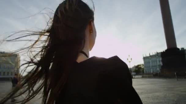 Portret de aproape al unei femei care pozează la vedere beatiful — Videoclip de stoc