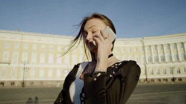 Telefon sohbet ve gülümseyen güzel kız