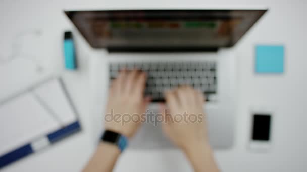 Suddig syn på människan att skriva på en bärbar dator och visar tummen — Stockvideo