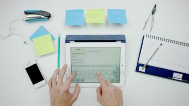 tablet ile çalışmak ve onu kapatmadan bir insanın Üstten Görünüm