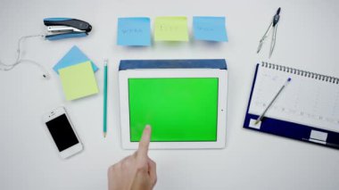 tablet yeşil ekran ile çalışan bir adamın Üstten Görünüm