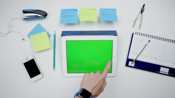Чоловік працює з планшетом з зеленим екраном — стокове відео